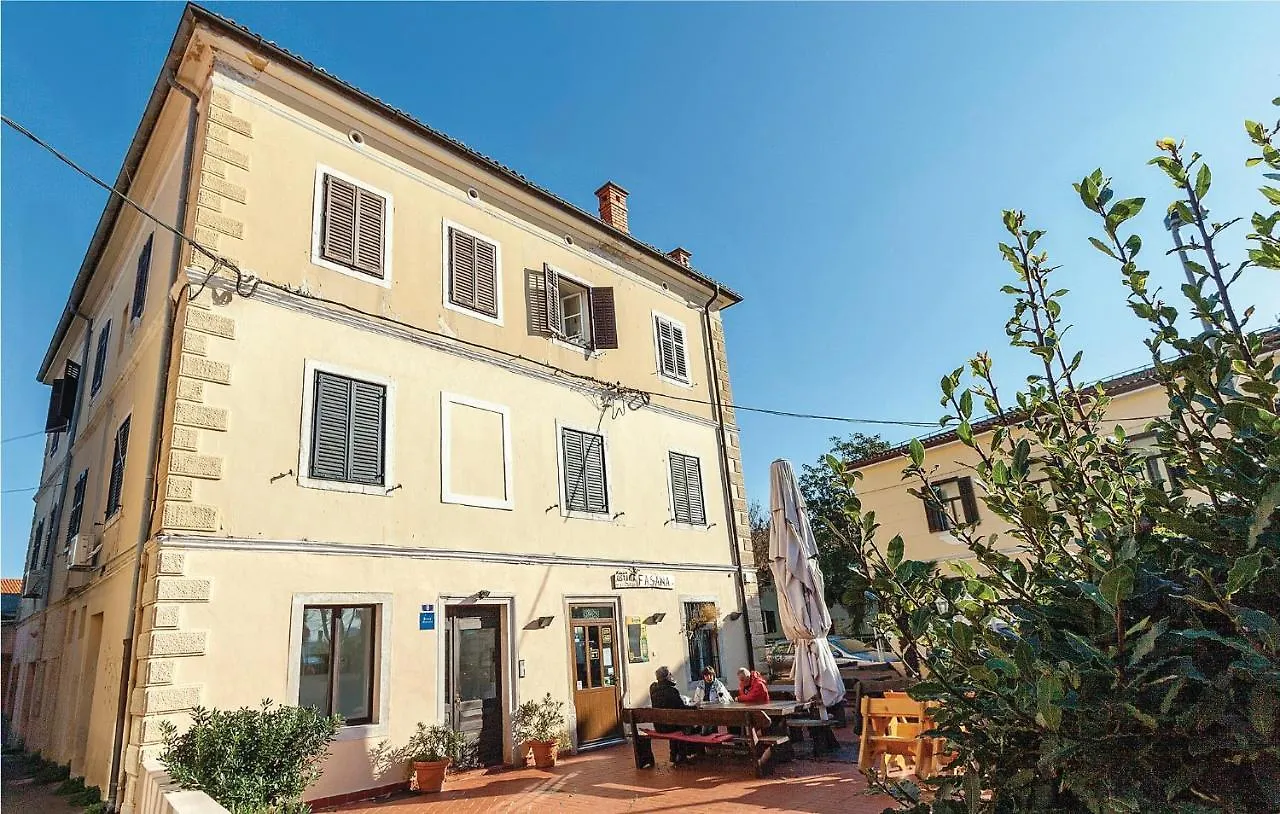 Gorgeous Apartment In Fazana With Kitchen